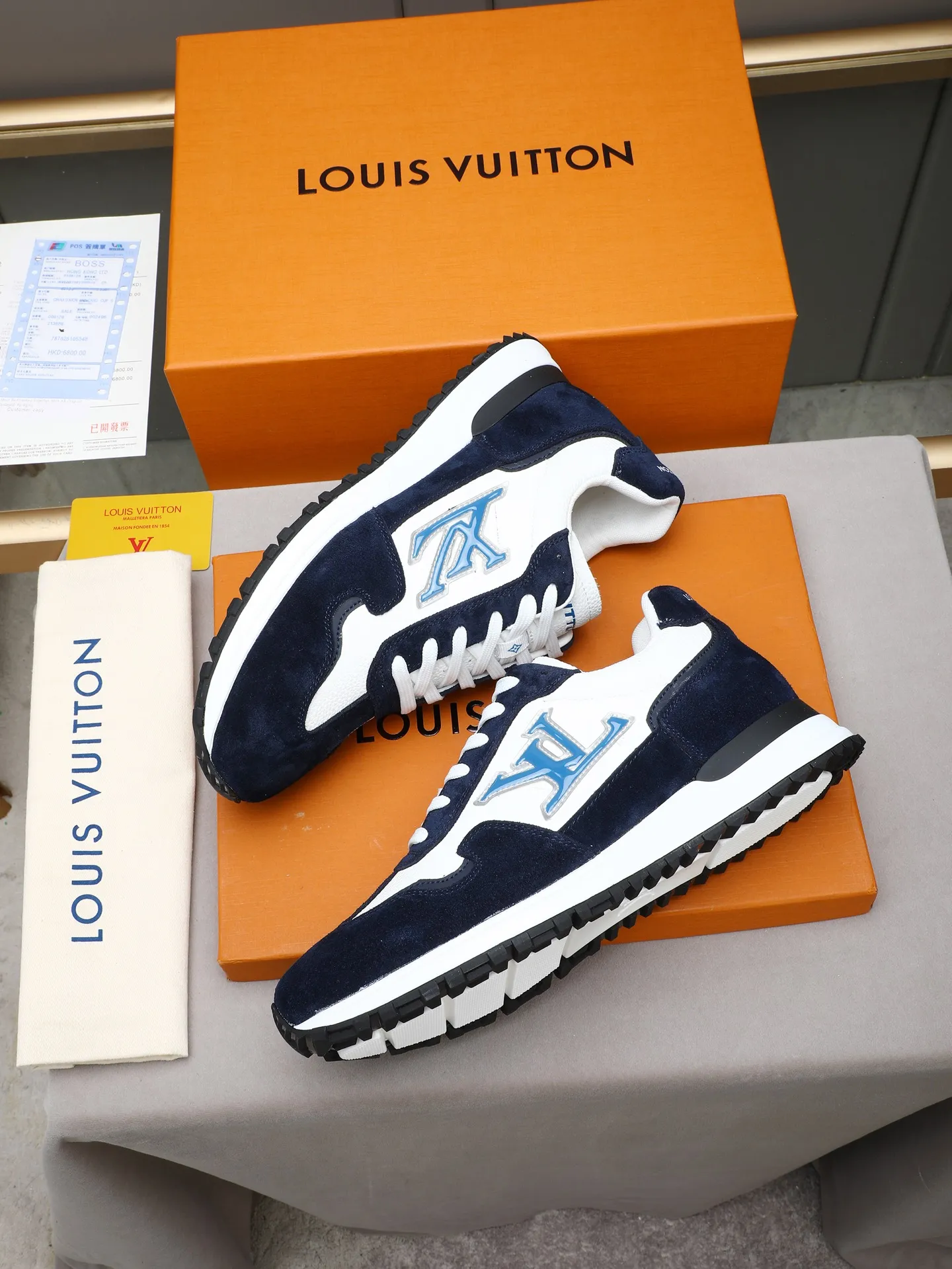 PP600 Louis Vuitton LV Run Men's Sports Shoes LV Run men's sports shoes are made of cowhide leather, low-key and luxurious. The tongue and heel are embellished with classic logos, giving it a full sense of hierarchy. The rubber sole has strong grip and wear resistance, suitable for daily wear or light sports scenes, and has a full sense of quality🎬size: 39-44 (customized at 38.45.46)